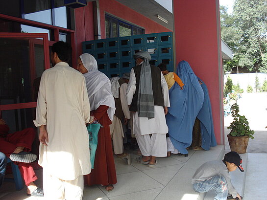 Familien mit ihren kleinen Patienten vor dem Haupteingang des ISH